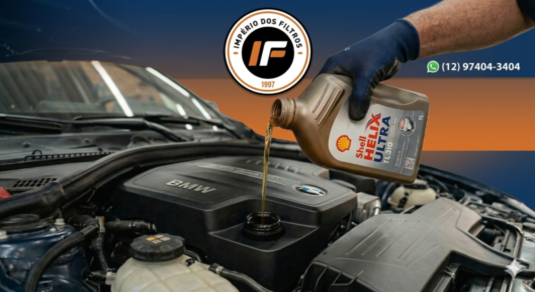 Profissional realizando troca de óleo em carro